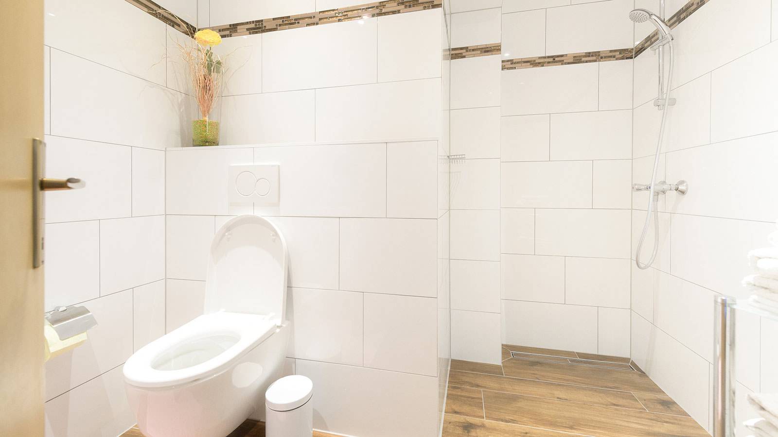 apartment-flieder-badezimmer