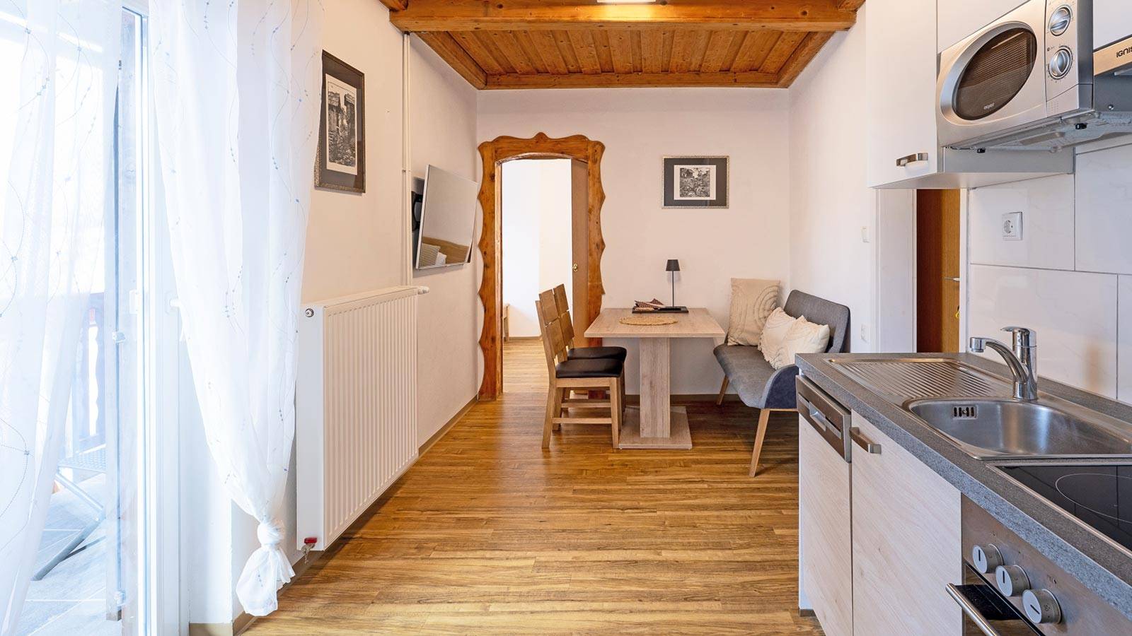 apartment-flieder-wohnkueche