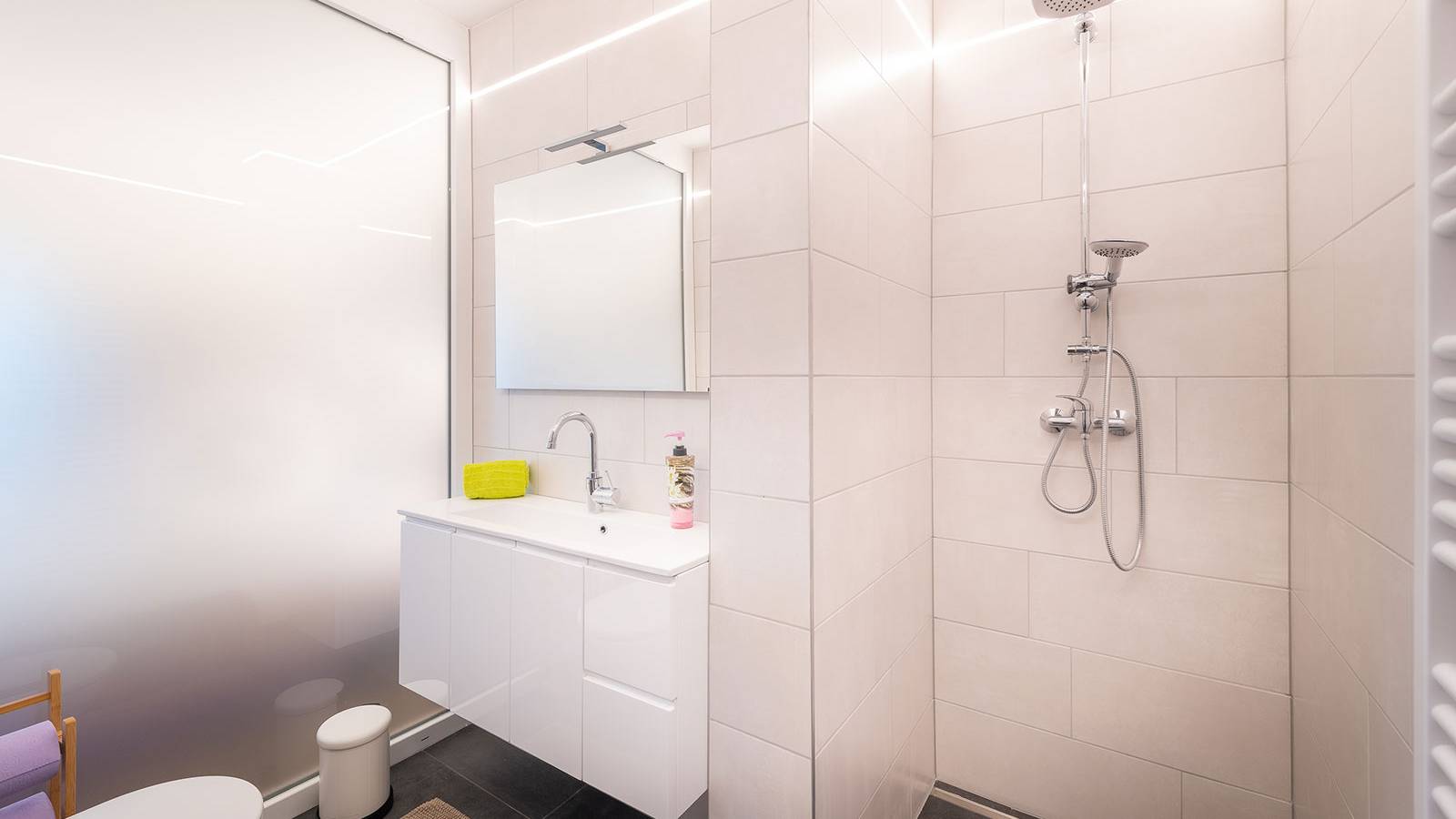 apartment-lavendel-badezimmer