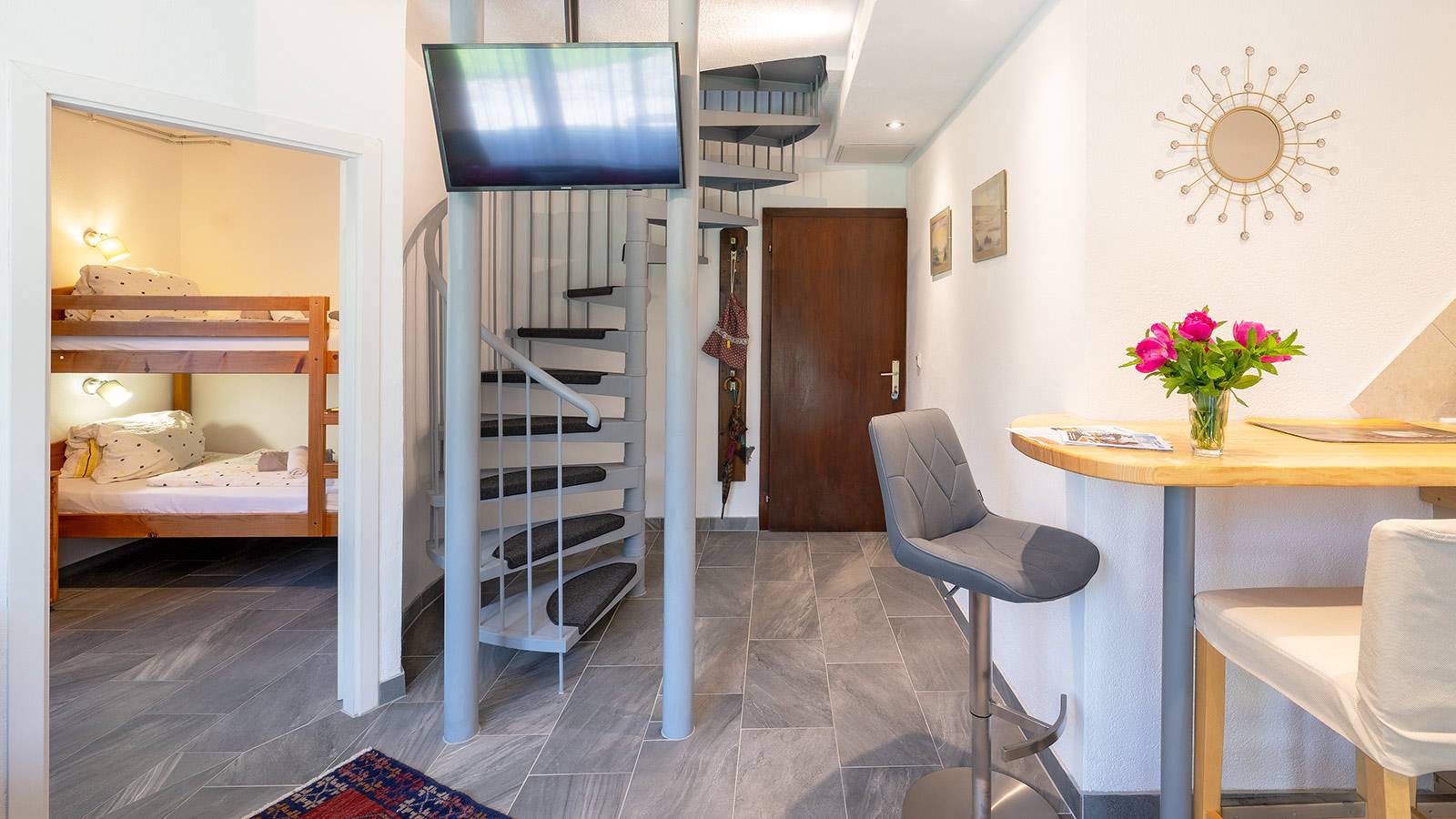 apartment-obir-esszimmer-mit-treppe