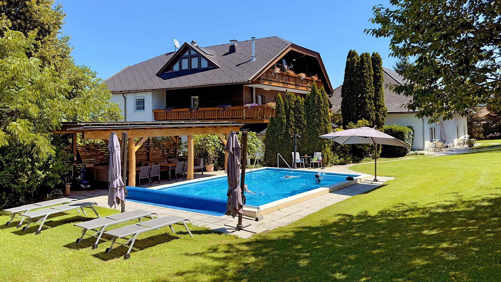 apartmenthaus-mit-pool-3