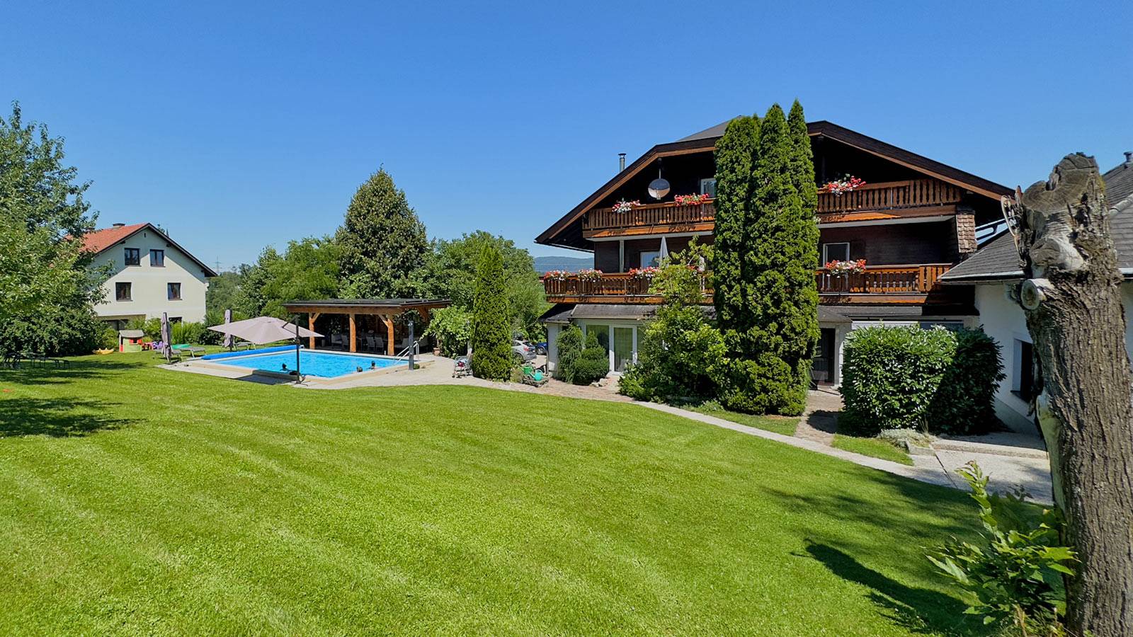 apartmenthaus-mit-pool